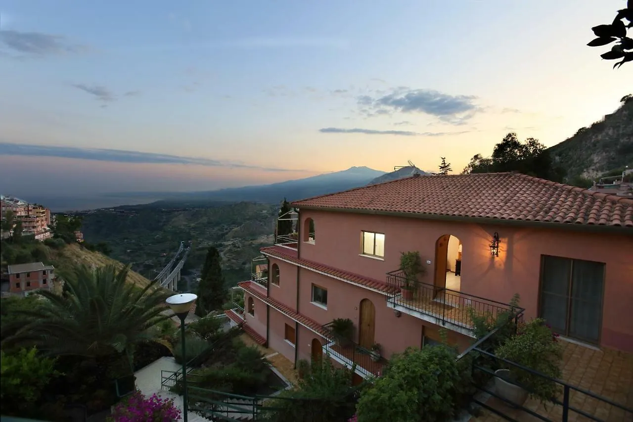 Terrazza Sull'Etna Holidays Apartment タオルミーナ