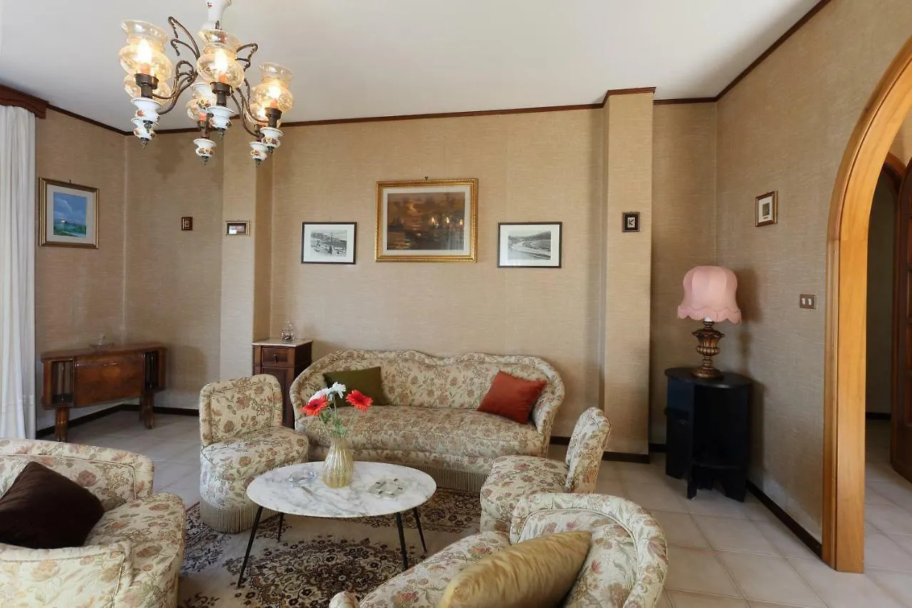 Terrazza Sull'Etna Holidays Apartment タオルミーナ 0*,  イタリア