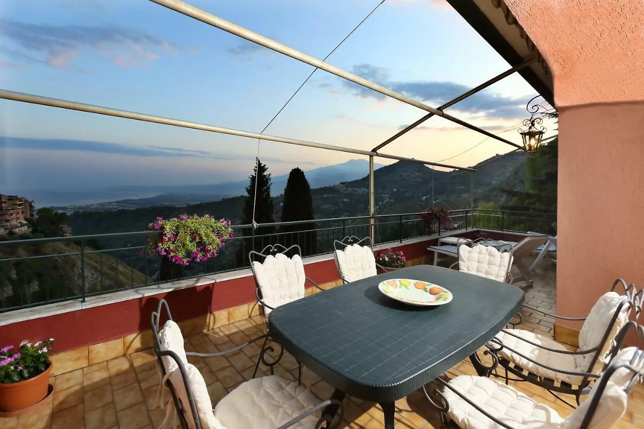 Terrazza Sull'Etna Holidays Apartment タオルミーナ